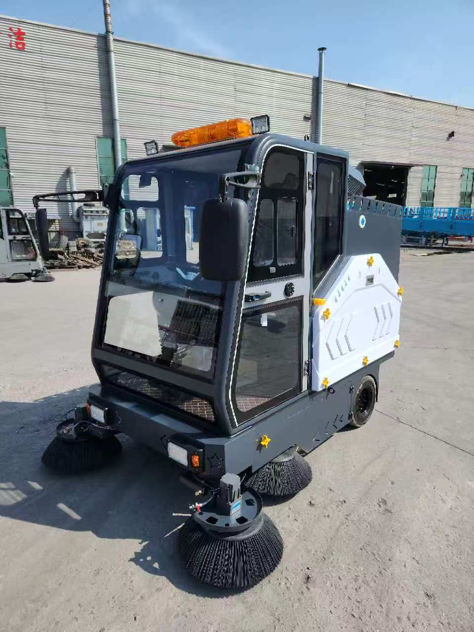 2.0m Cleaning Width Electric Street Sweeper with Water Tank