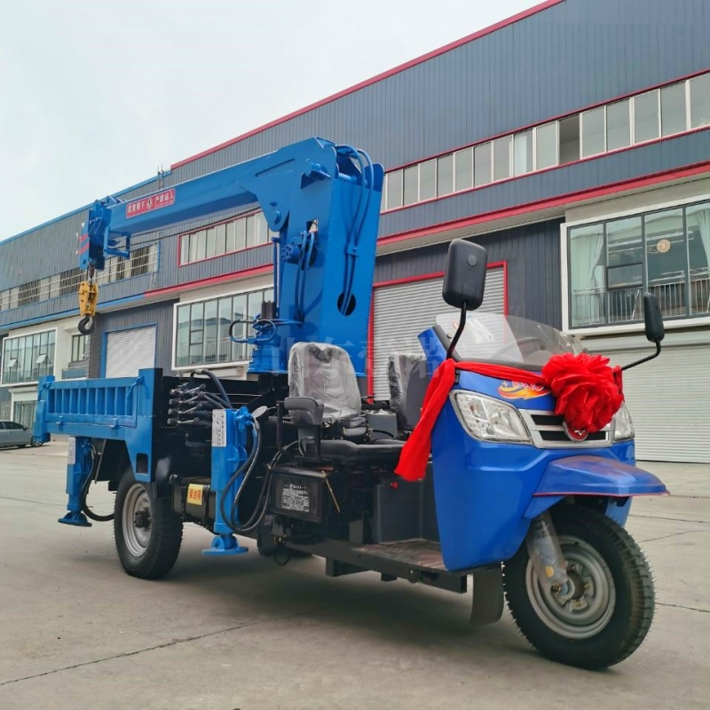 Three wheel truck mounted crane