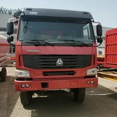 中国重汽豪沃 6x4 封闭式厢式货车