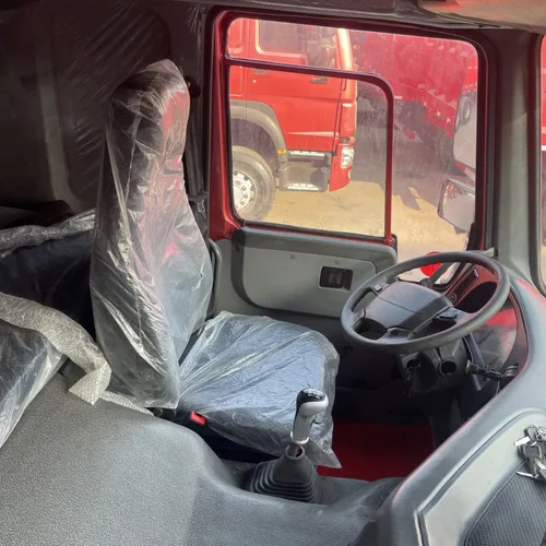 中国重汽豪沃8x4厢式货车，可选配371-430马力