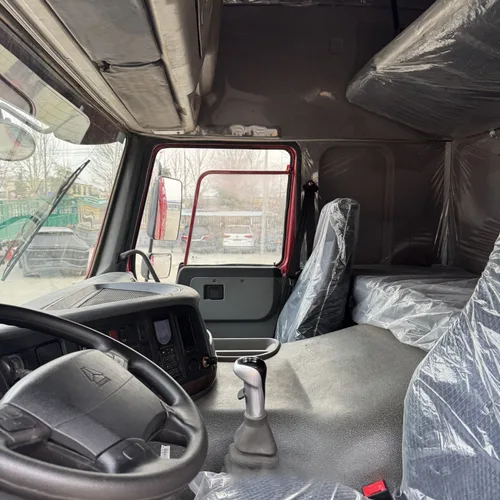 中国重汽豪沃8x4厢式货车，可选配371-430马力