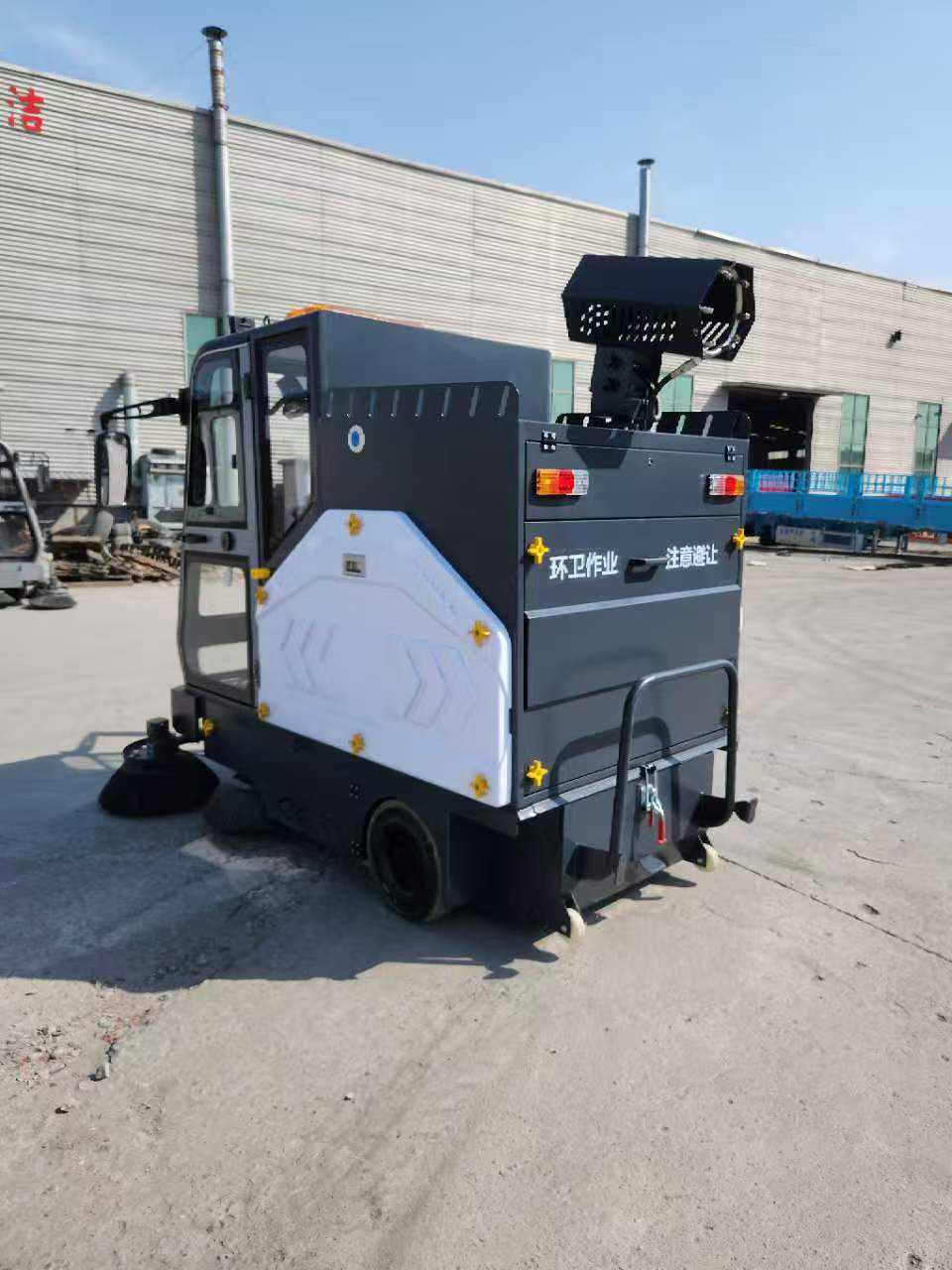 2.0m Cleaning Width Electric Street Sweeper with Water Tank