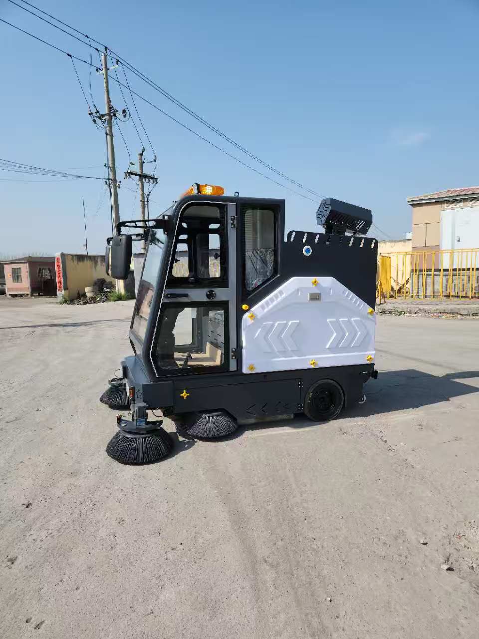 2.0m Cleaning Width Electric Street Sweeper with Water Tank