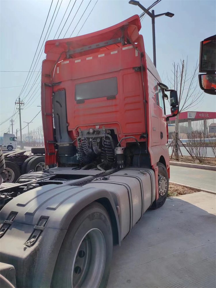 中国重汽SITRAK牵引车，6×4后驱，适用于长途物流
