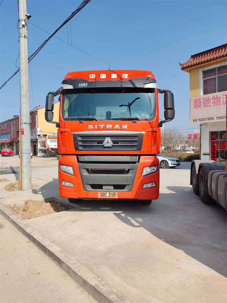 中国重汽SITRAK牵引车，6×4后驱，适用于长途物流