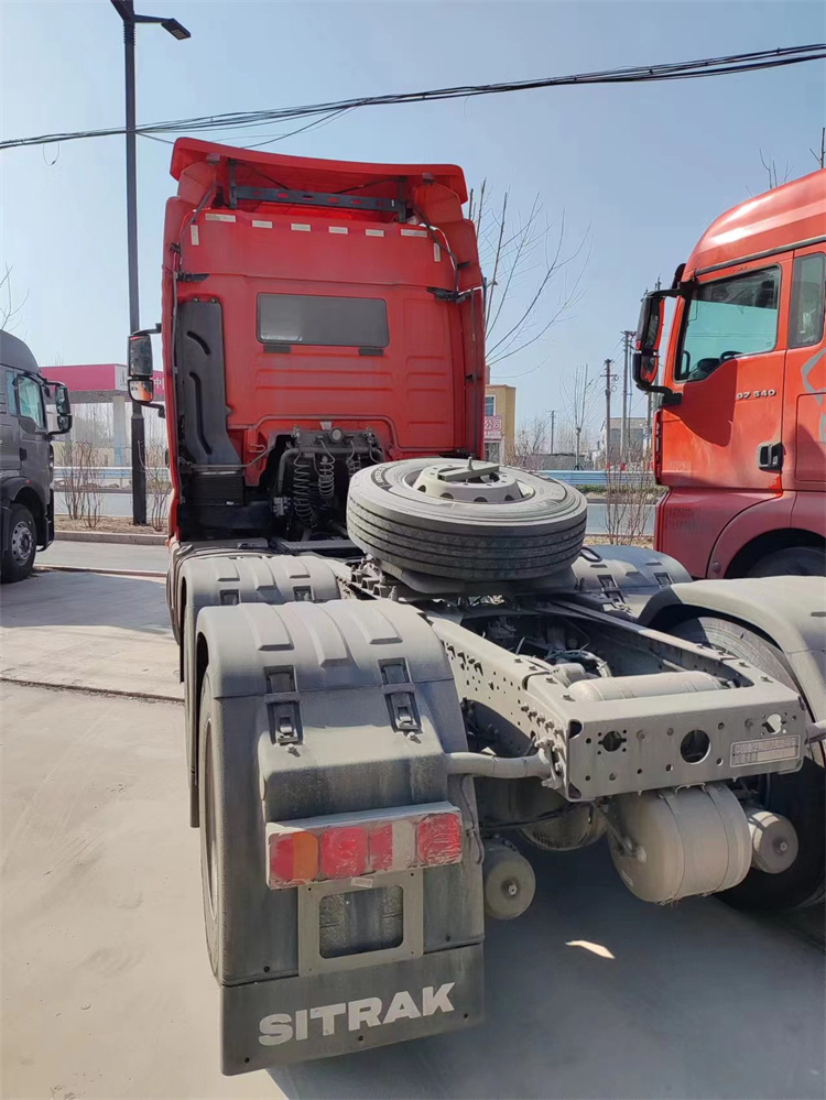 中国重汽SITRAK牵引车，6×4后驱，适用于长途物流