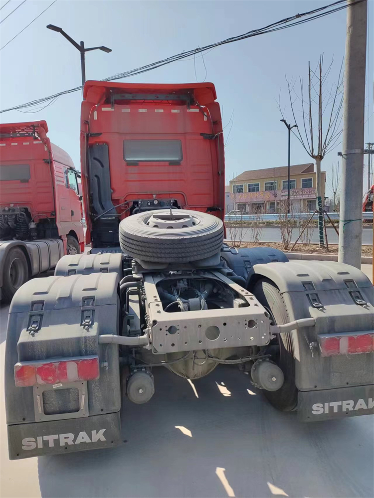 中国重汽SITRAK牵引车，6×4后驱，适用于长途物流