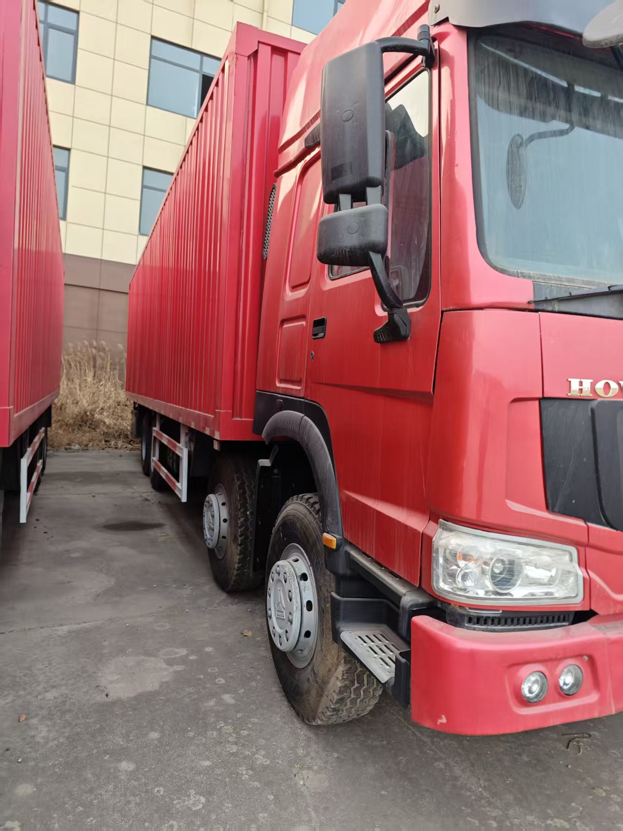 HOWO 8x4 货车出售 | 中国重汽重型货车厢式拖车