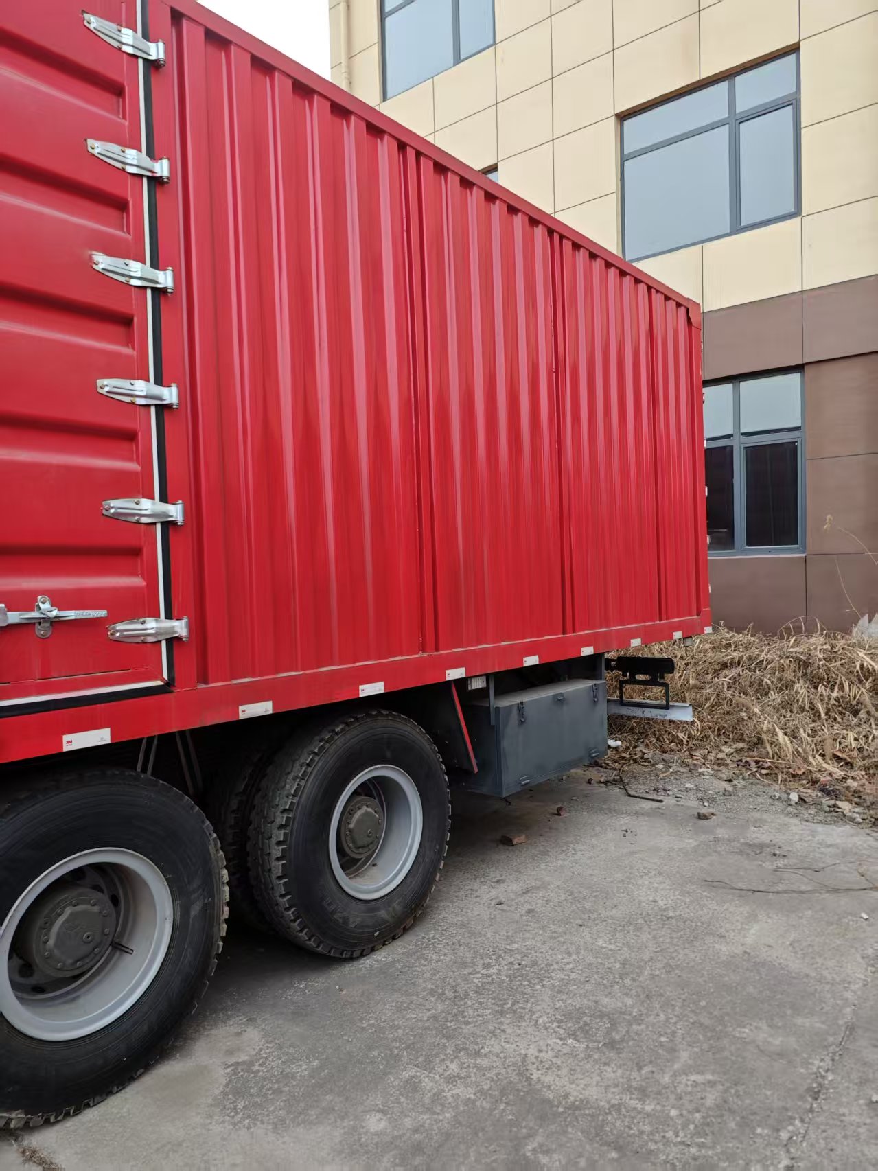 HOWO 8x4 货车出售 | 中国重汽重型货车厢式拖车