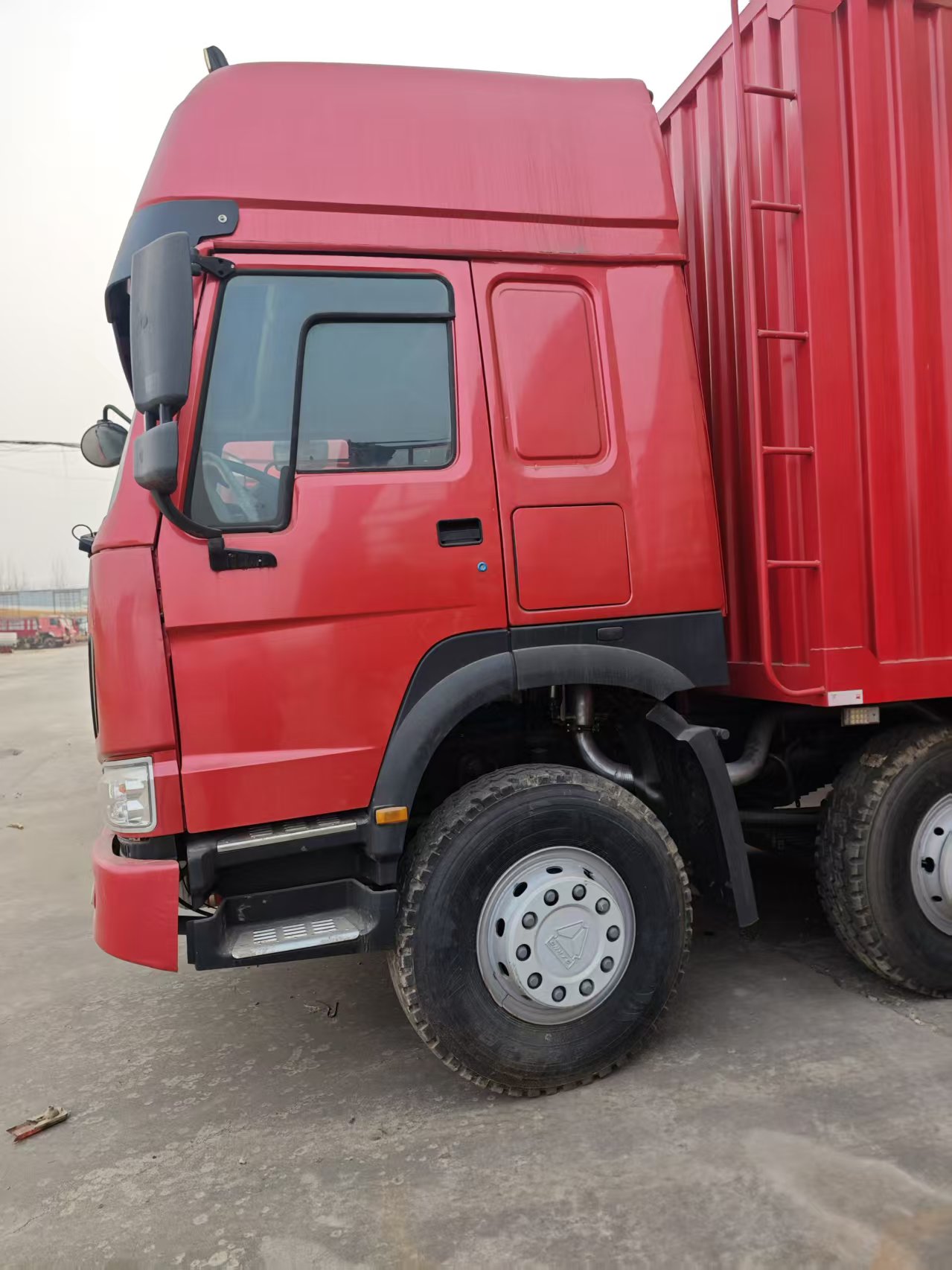 HOWO 8x4 货车出售 | 中国重汽重型货车厢式拖车