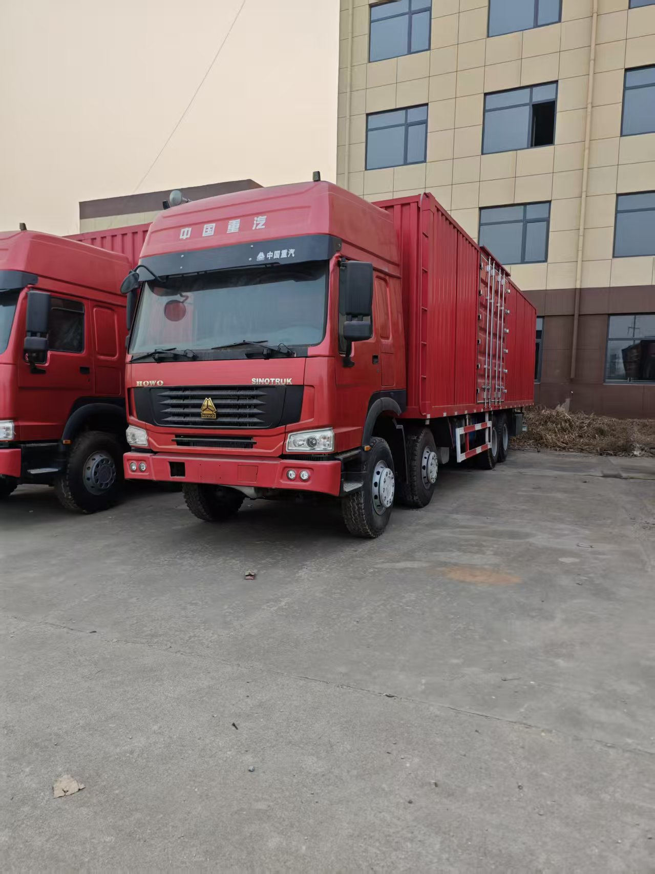 HOWO 8x4 货车出售 | 中国重汽重型货车厢式拖车