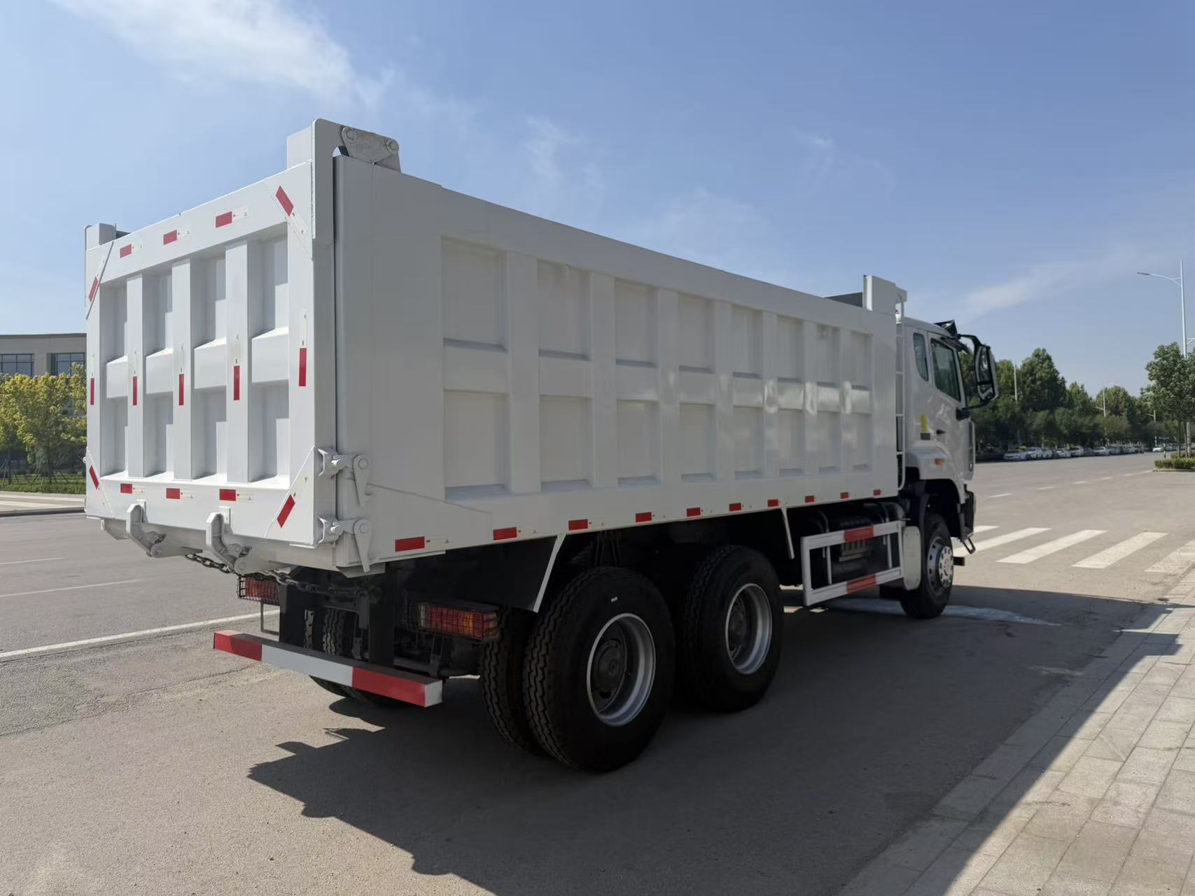 中国重汽豪沃6×4自卸卡车，重型自卸车，出口澳大利亚