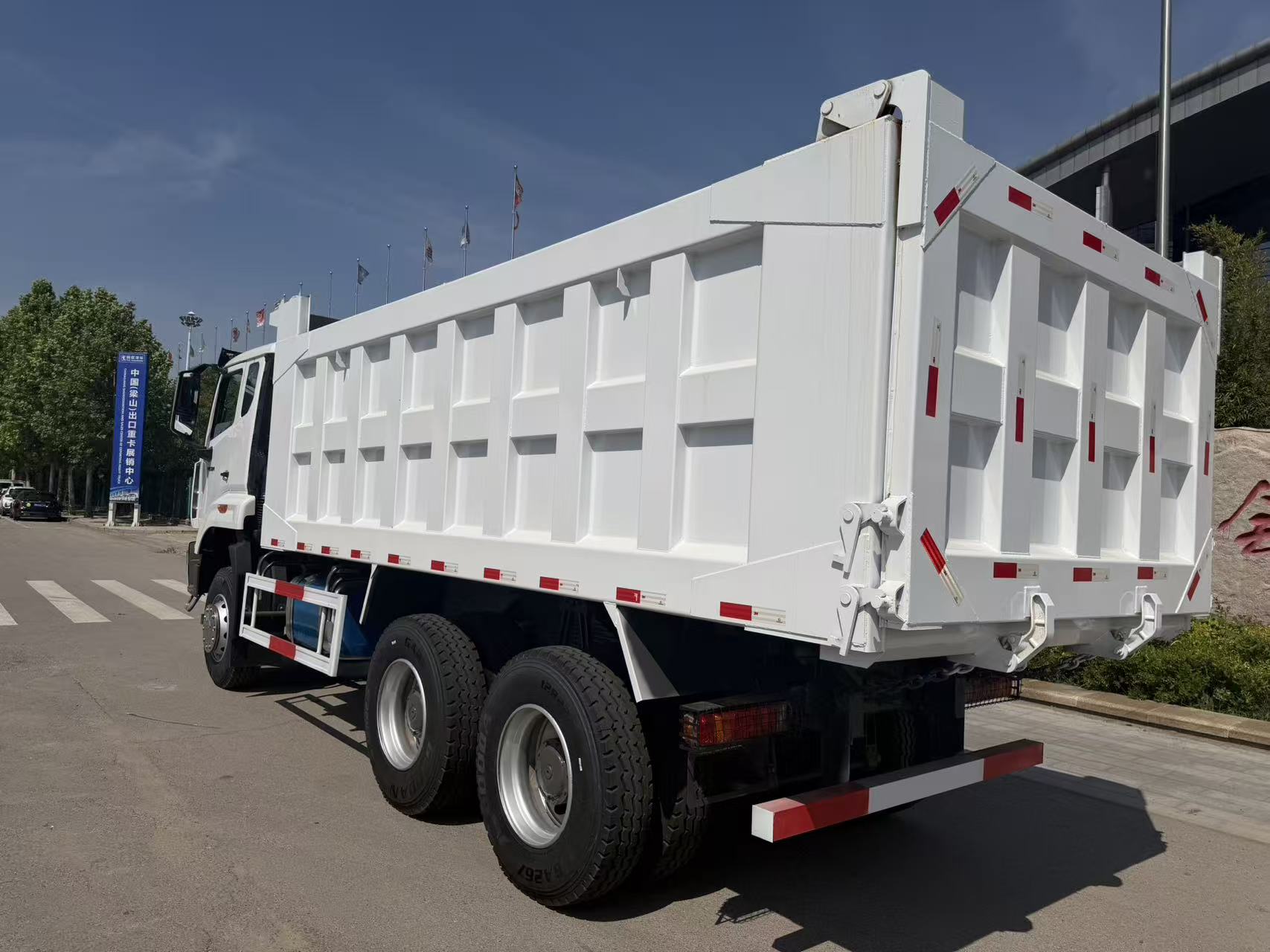 中国重汽豪沃6×4自卸卡车，重型自卸车，出口澳大利亚