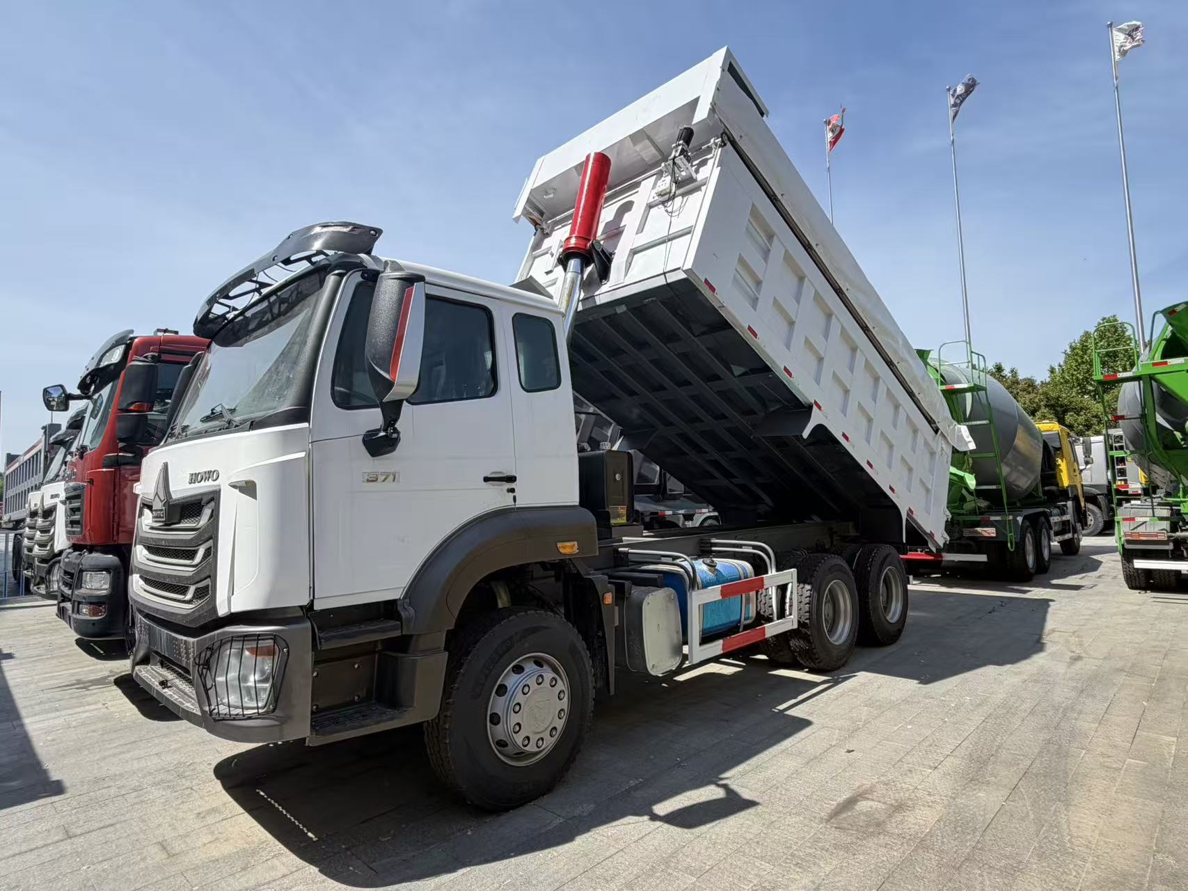 中国重汽豪沃6×4自卸卡车，重型自卸车，出口澳大利亚