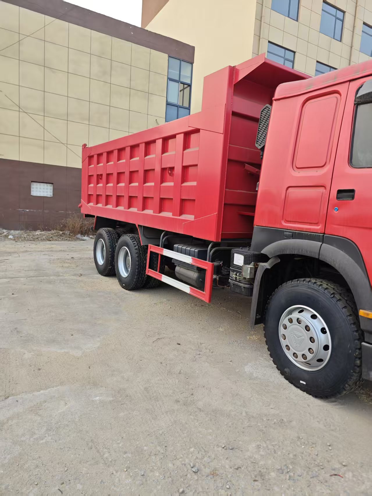 可靠的HOWO 6x4 10轮自卸车 | 高容量液压自卸车出售