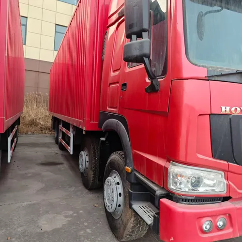 HOWO 8x4 货车出售 | 中国重汽重型货车厢式拖车