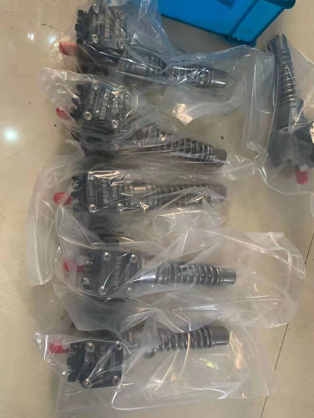 适用于沃尔沃 EC210B D6E 发动机的燃油喷射器 04390987