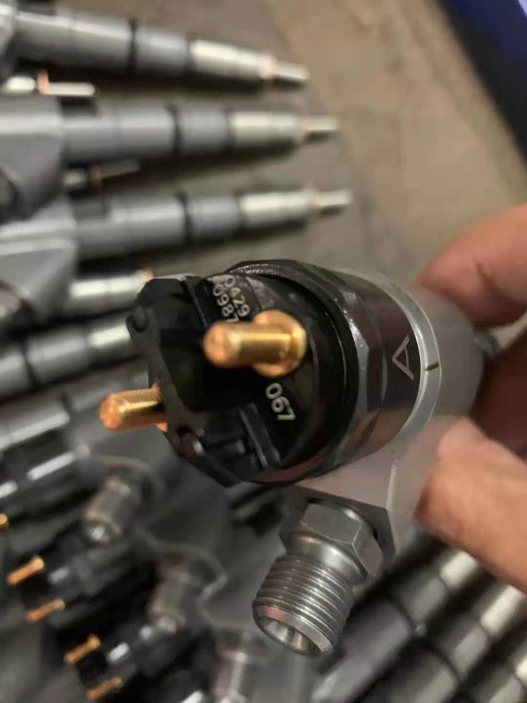 适用于沃尔沃 EC210B D6E 发动机的燃油喷射器 04390987