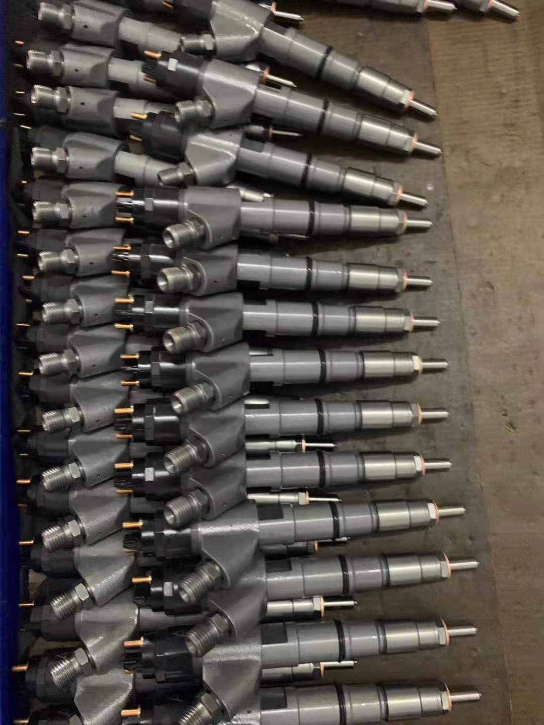 适用于沃尔沃 EC210B D6E 发动机的燃油喷射器 04390987