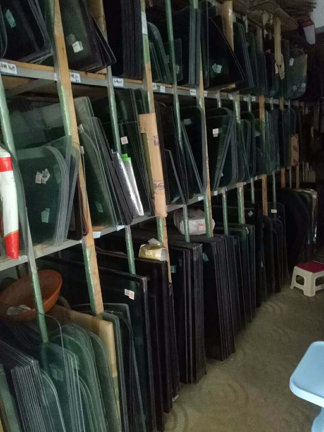 供应各种型号挖掘机的全套驾驶室玻璃。