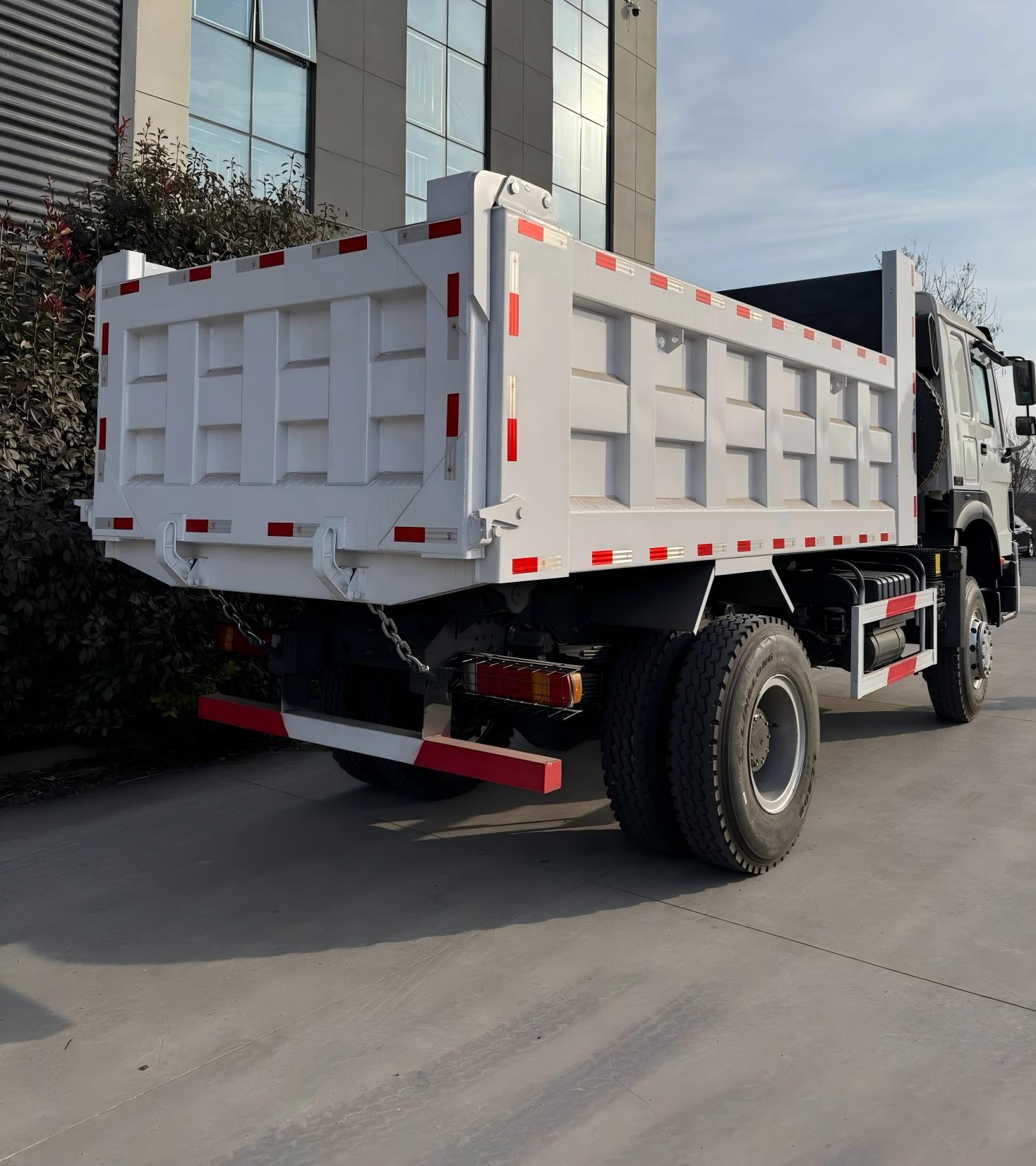 豪沃4X4自卸卡车