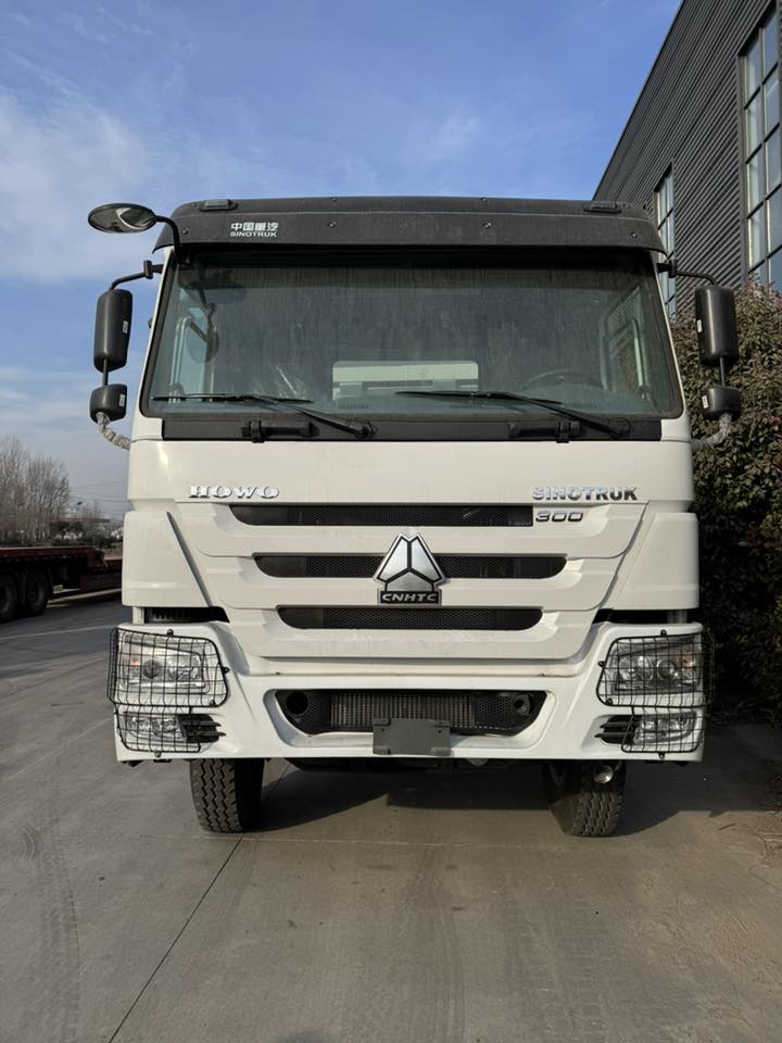 豪沃4X4自卸卡车