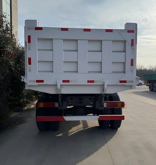 豪沃4X4自卸卡车