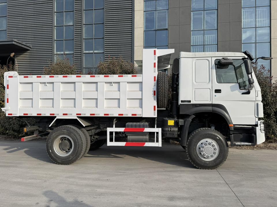 豪沃4X4自卸卡车