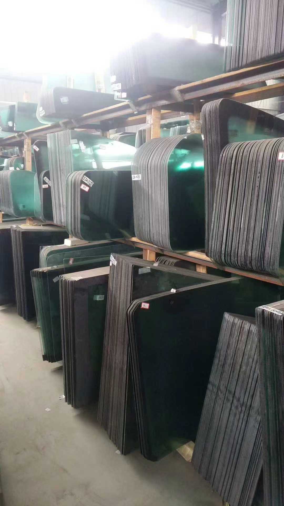 供应各种型号挖掘机的全套驾驶室玻璃。