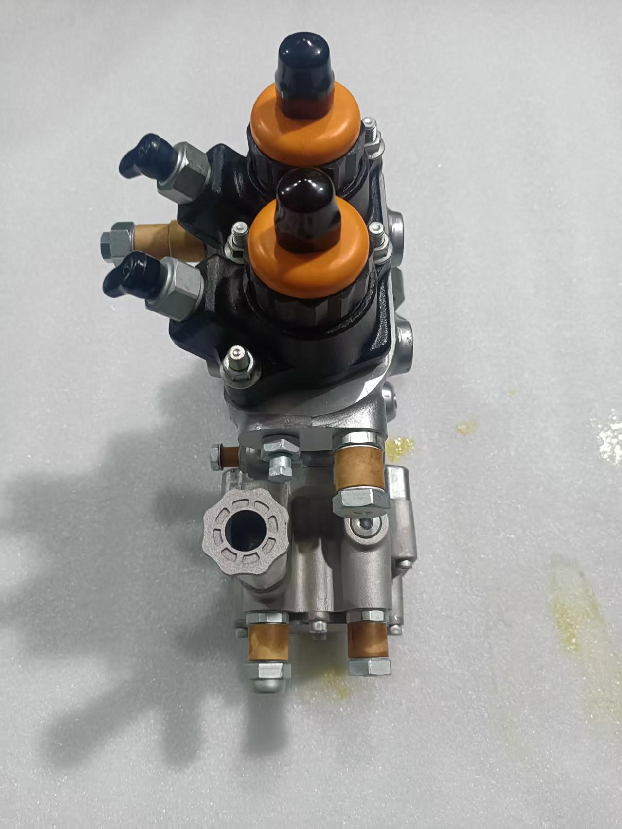 发动机燃油喷射泵，零件号：094000-0582 / 6261-71-1111