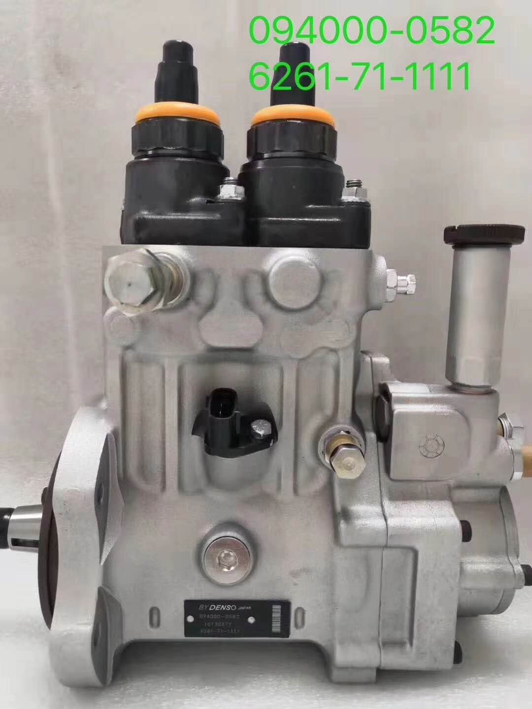 发动机燃油喷射泵，零件号：094000-0582 / 6261-71-1111