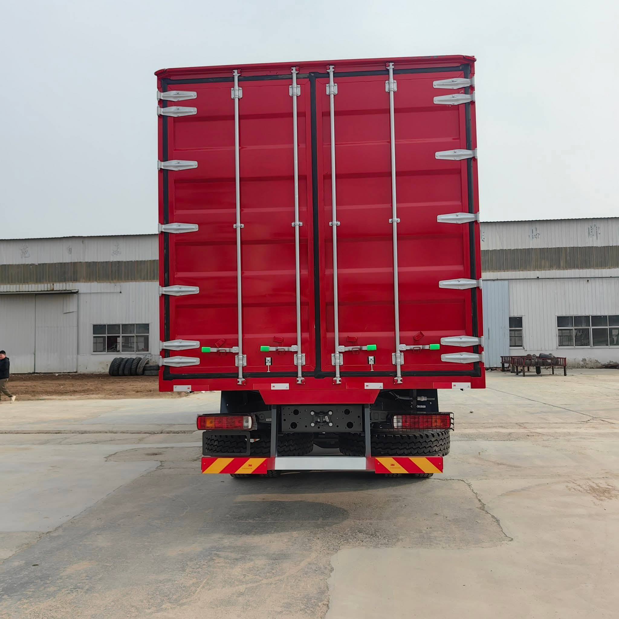 中国重汽豪沃8×4厢式货车