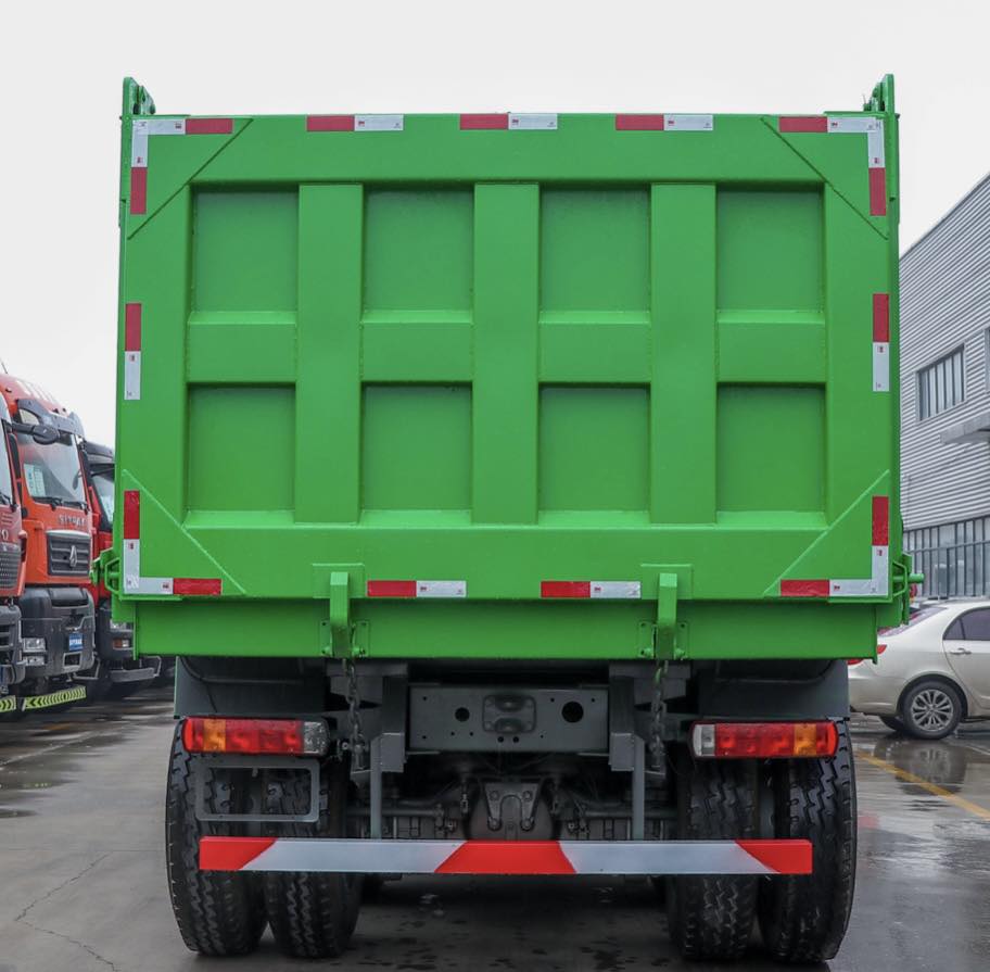 8×4 泥浆倾卸车