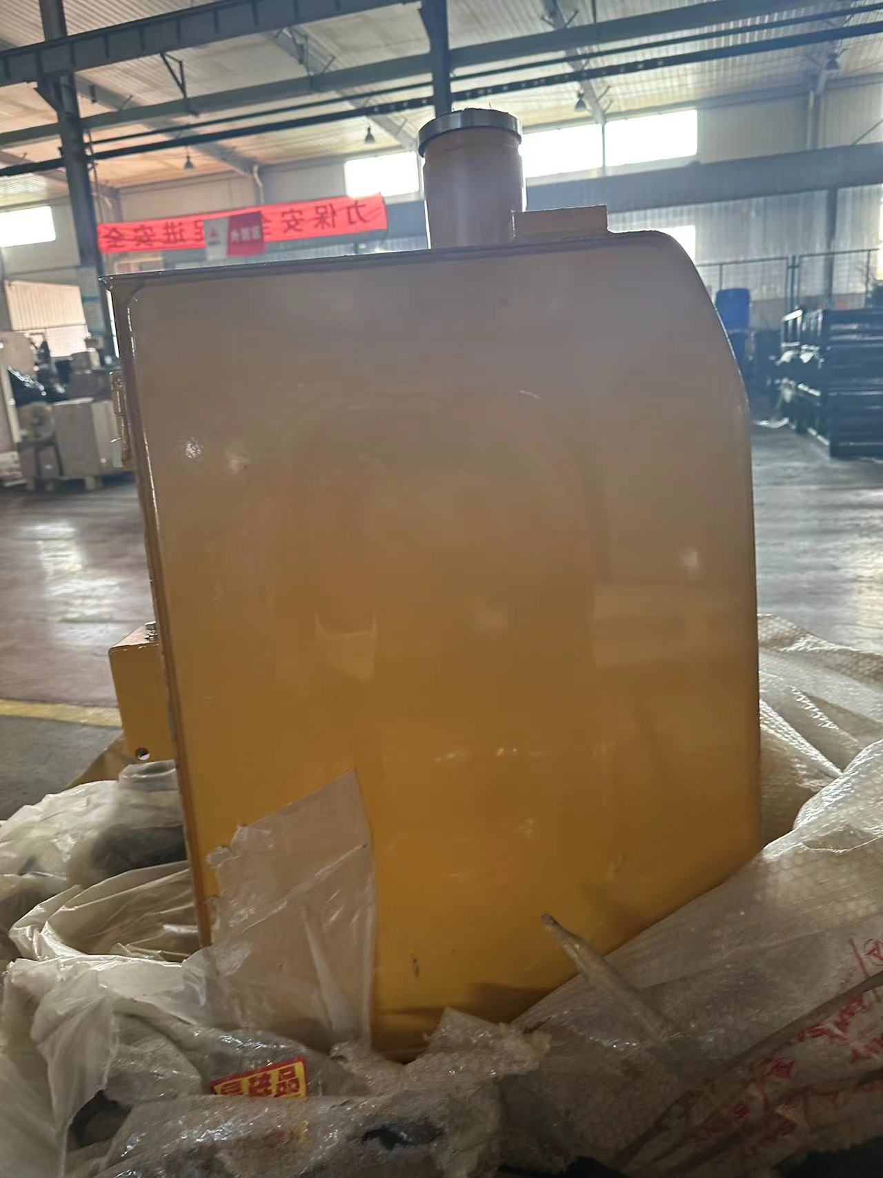 三一SY75C挖掘机150升燃油箱、液压油箱、侧门、发动机罩及全车身钣金件、驾驶室总成