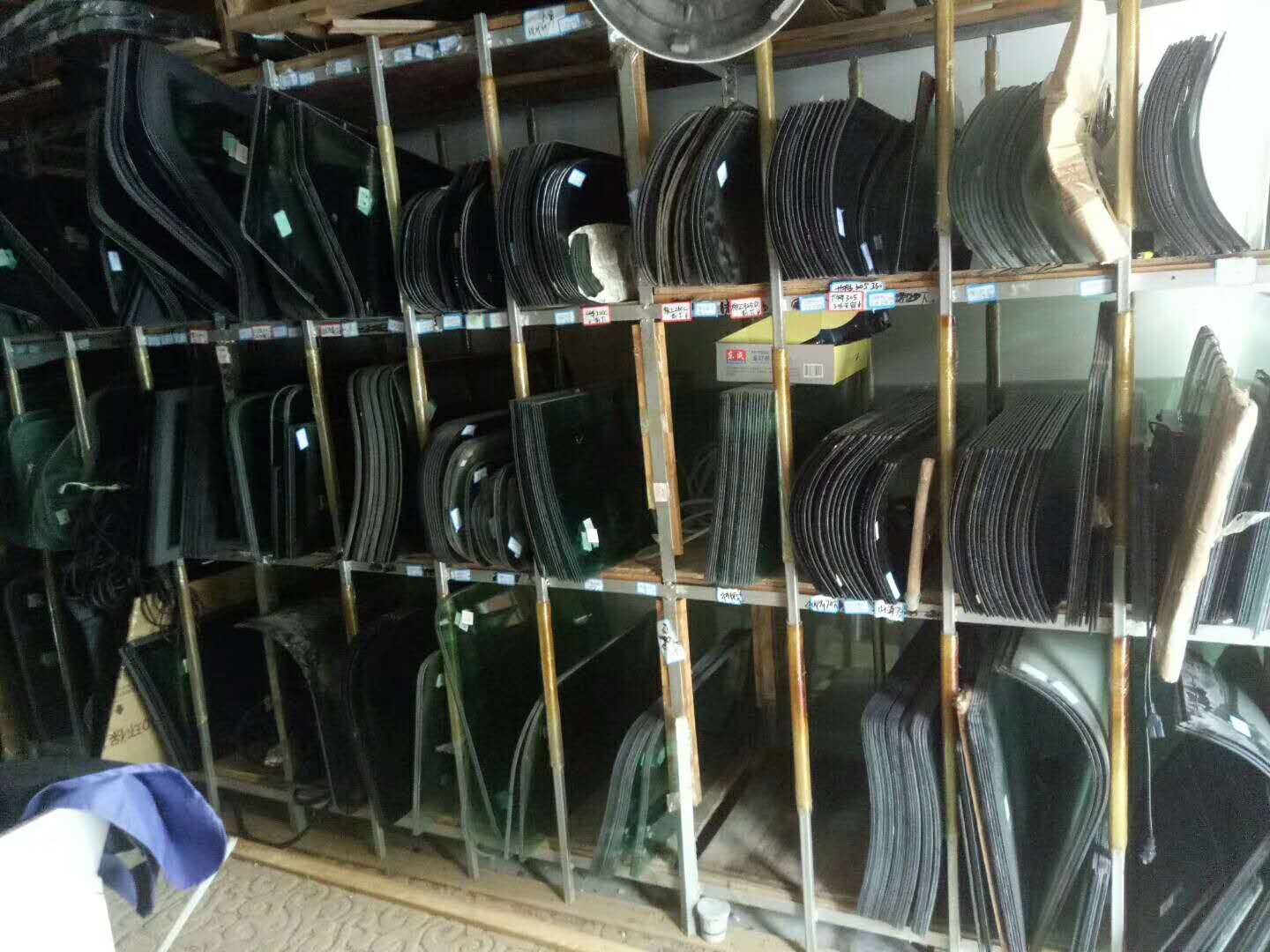 供应各种型号挖掘机的全套驾驶室玻璃。