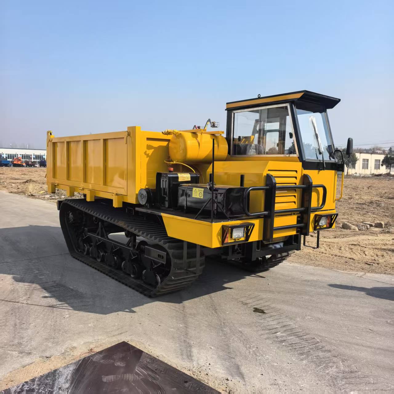 Tracked transport vehicle
