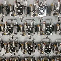 发动机燃油喷射泵，零件号：094000-0582 / 6261-71-1111