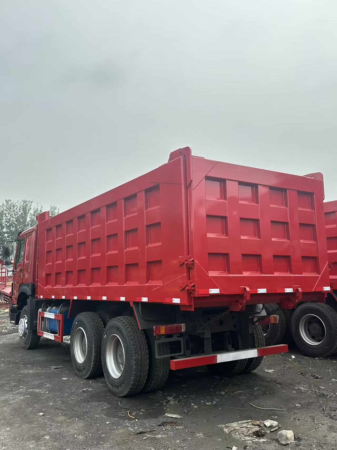 SINOTRUK HOWO 371HP Export Dump Truck 5.6m Construction Tipper Mining Dumper With Export License