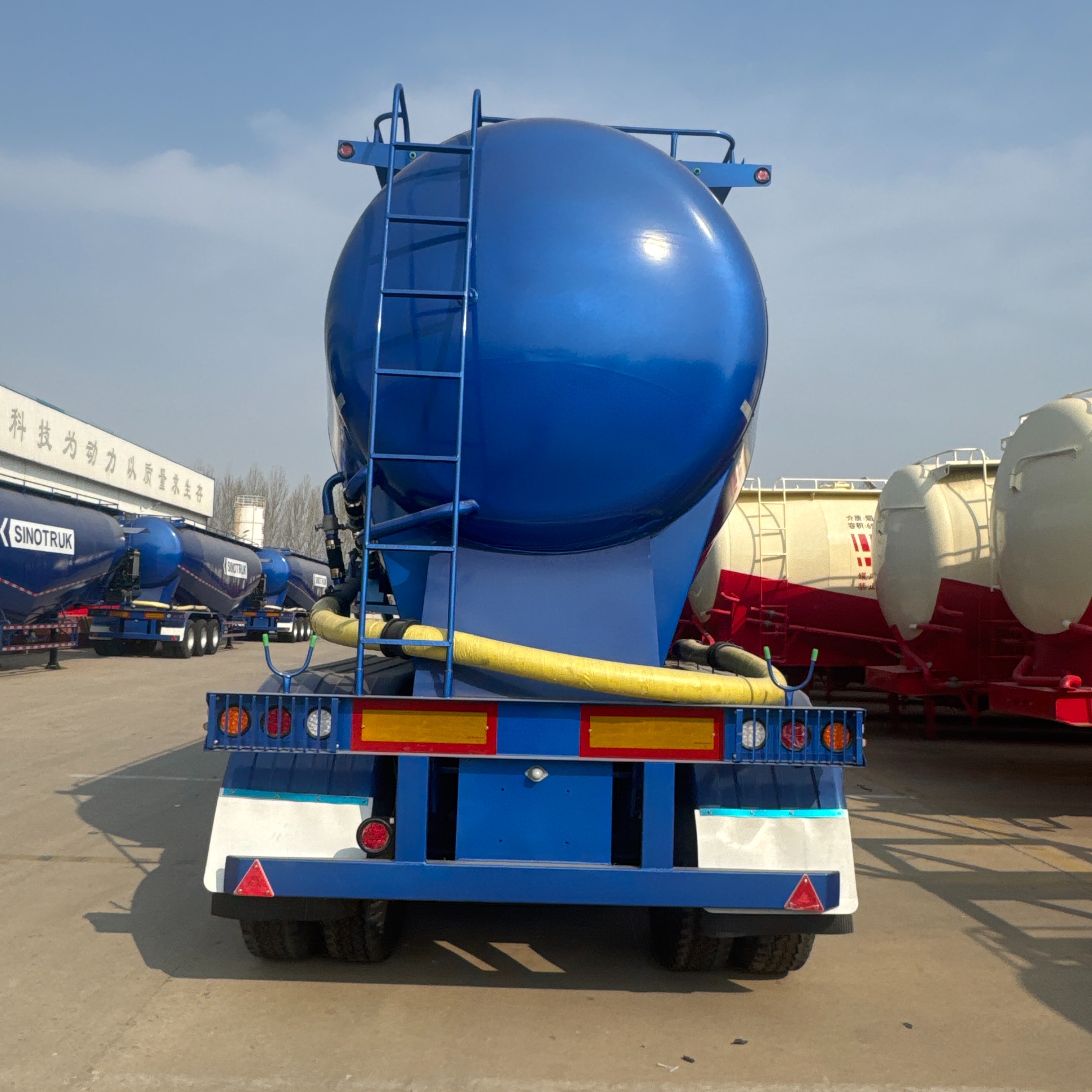 SINOTRUK 3-Axle Dry Bulk Cement/Powder Tank Semi-Trailer