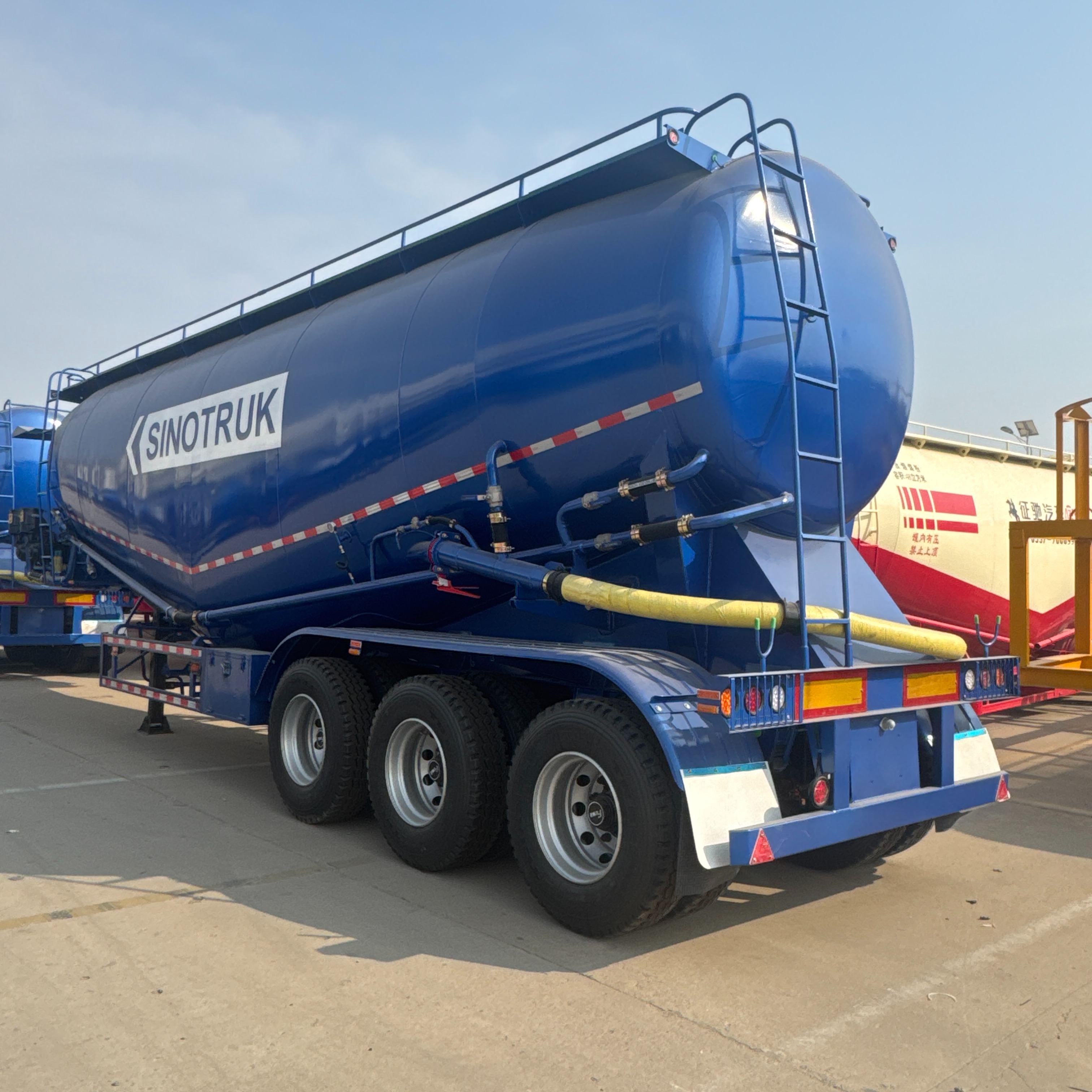 SINOTRUK 3-Axle Dry Bulk Cement/Powder Tank Semi-Trailer