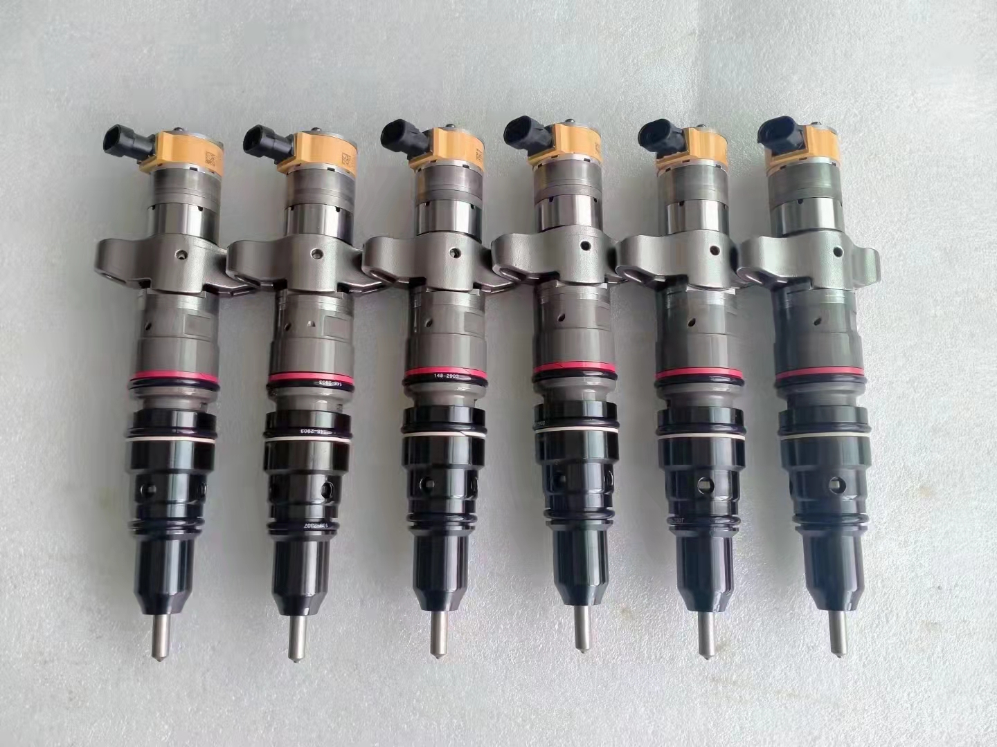 适用于卡特彼勒C9发动机的267-3360燃油喷射器，也适用于325C和328C挖掘机。