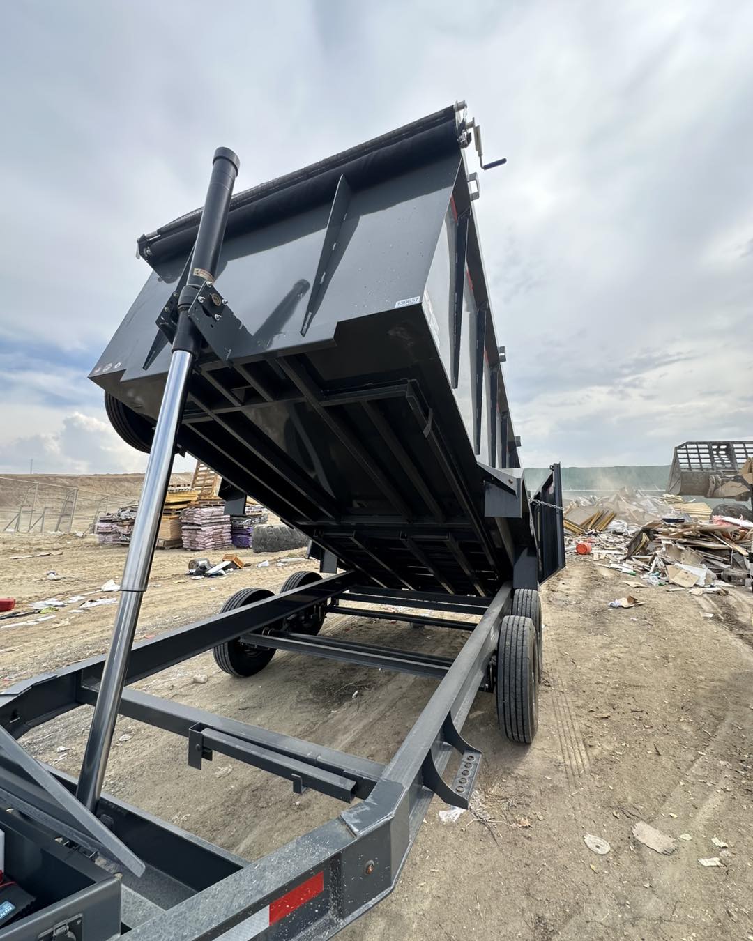 Two-axle dump trailer