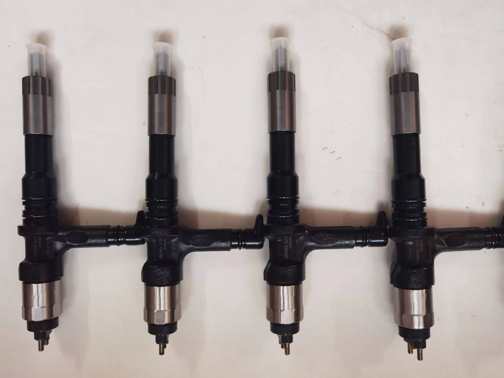 适用于小松S6D155/SA6D155发动机的燃油喷射器总成095000-6070、6251-11-3100