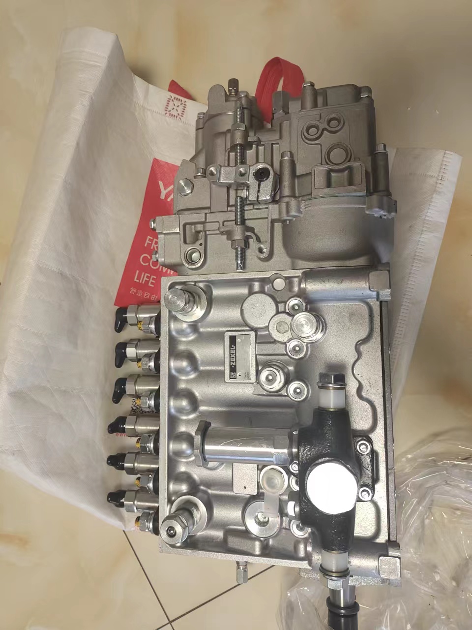 适用于小松D85ESS-2推土机、WA420/WA470-3轮式装载机、PC400-7挖掘机、S6D125E-2发动机的燃油喷射泵总成