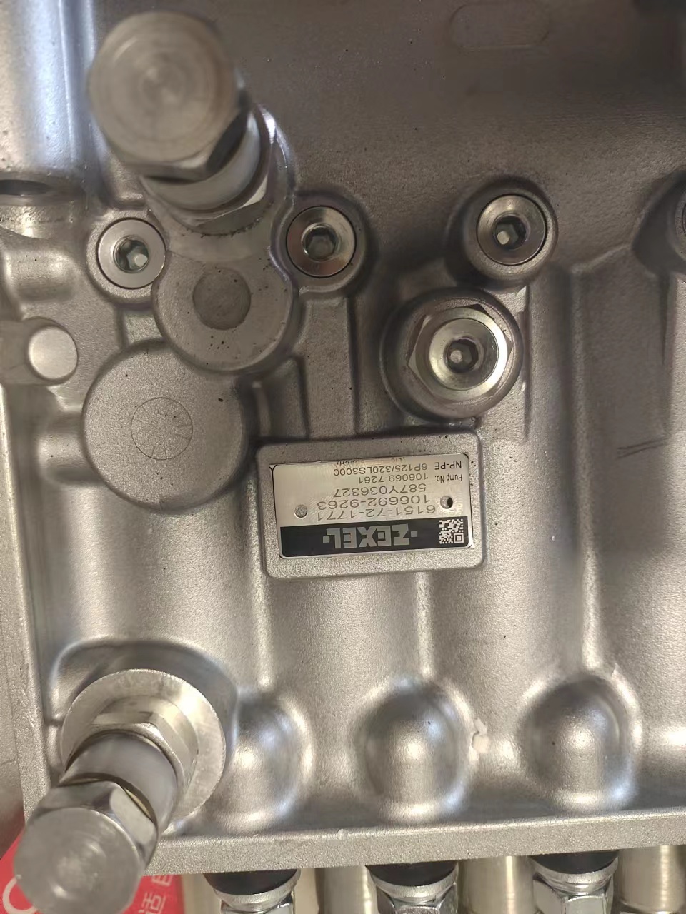 适用于小松D85ESS-2推土机、WA420/WA470-3轮式装载机、PC400-7挖掘机、S6D125E-2发动机的燃油喷射泵总成