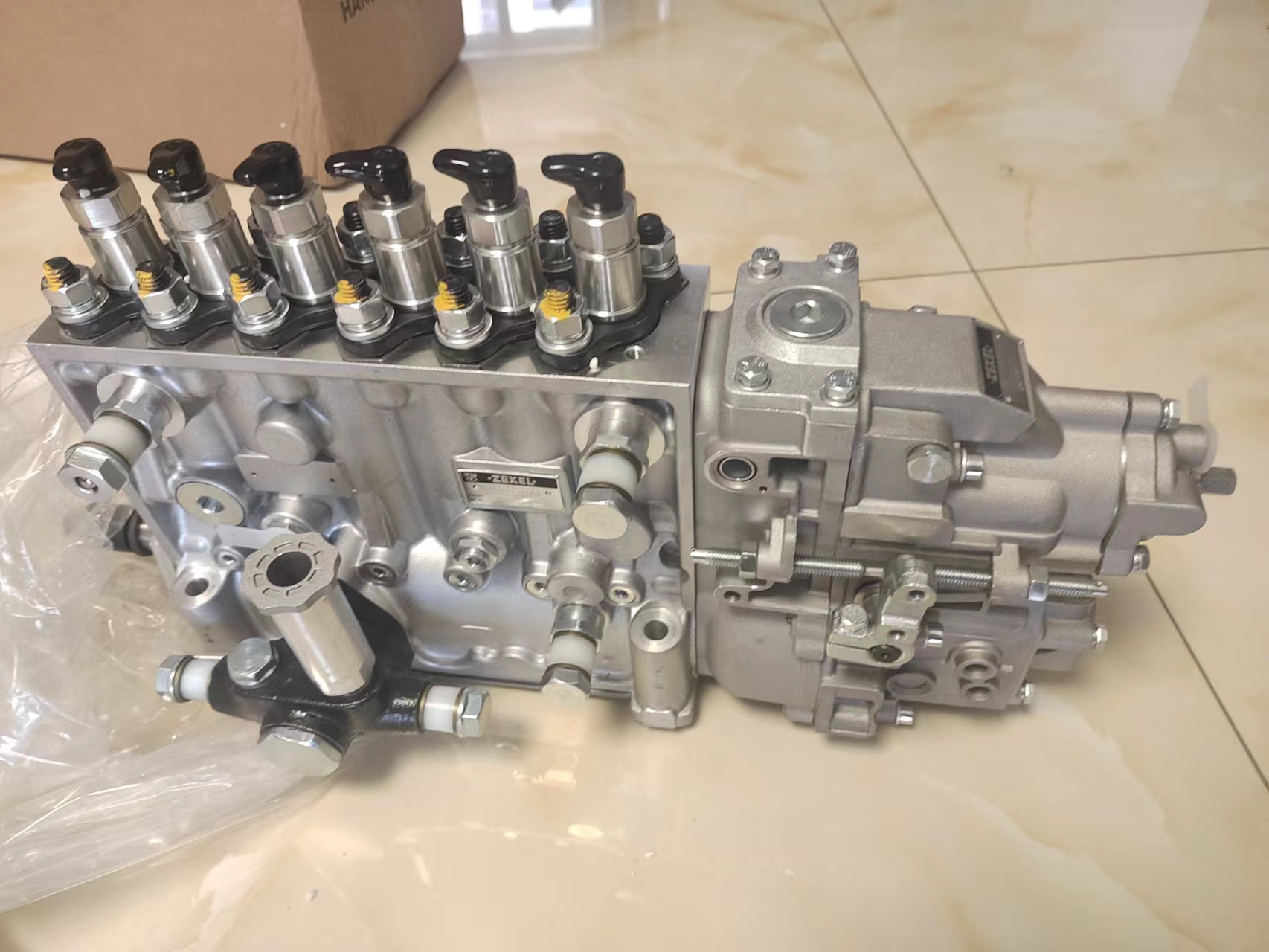 适用于小松D85ESS-2推土机、WA420/WA470-3轮式装载机、PC400-7挖掘机、S6D125E-2发动机的燃油喷射泵总成