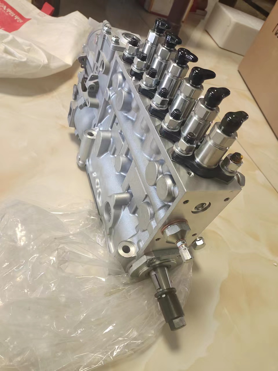 适用于小松D85ESS-2推土机、WA420/WA470-3轮式装载机、PC400-7挖掘机、S6D125E-2发动机的燃油喷射泵总成