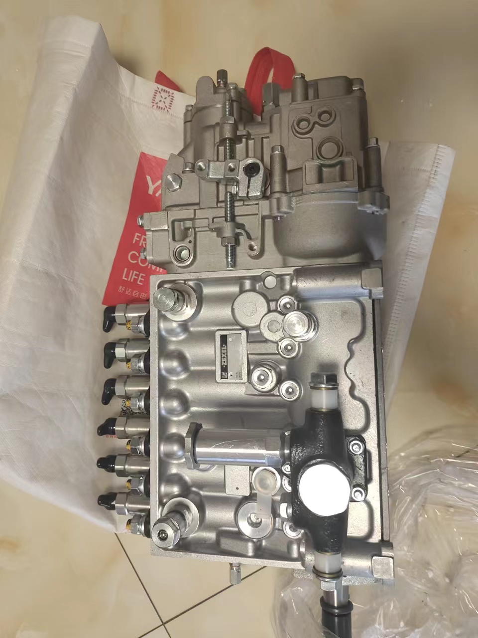 适用于小松D85ESS-2推土机、WA420/WA470-3轮式装载机、PC400-7挖掘机、S6D125E-2发动机的燃油喷射泵总成