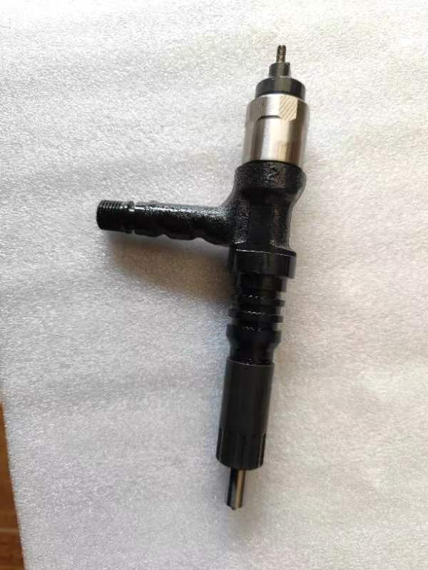 适用于配备 SAA12V140E-3 发动机的小松 PC2000-8 的燃油喷射器 6219-11-3100（Denso 095000-6280）