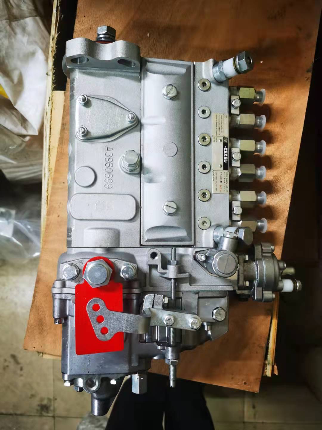 适用于小松PC270-7挖掘机和SAA6D102E-2发动机的燃油喷射泵6742-71-1110